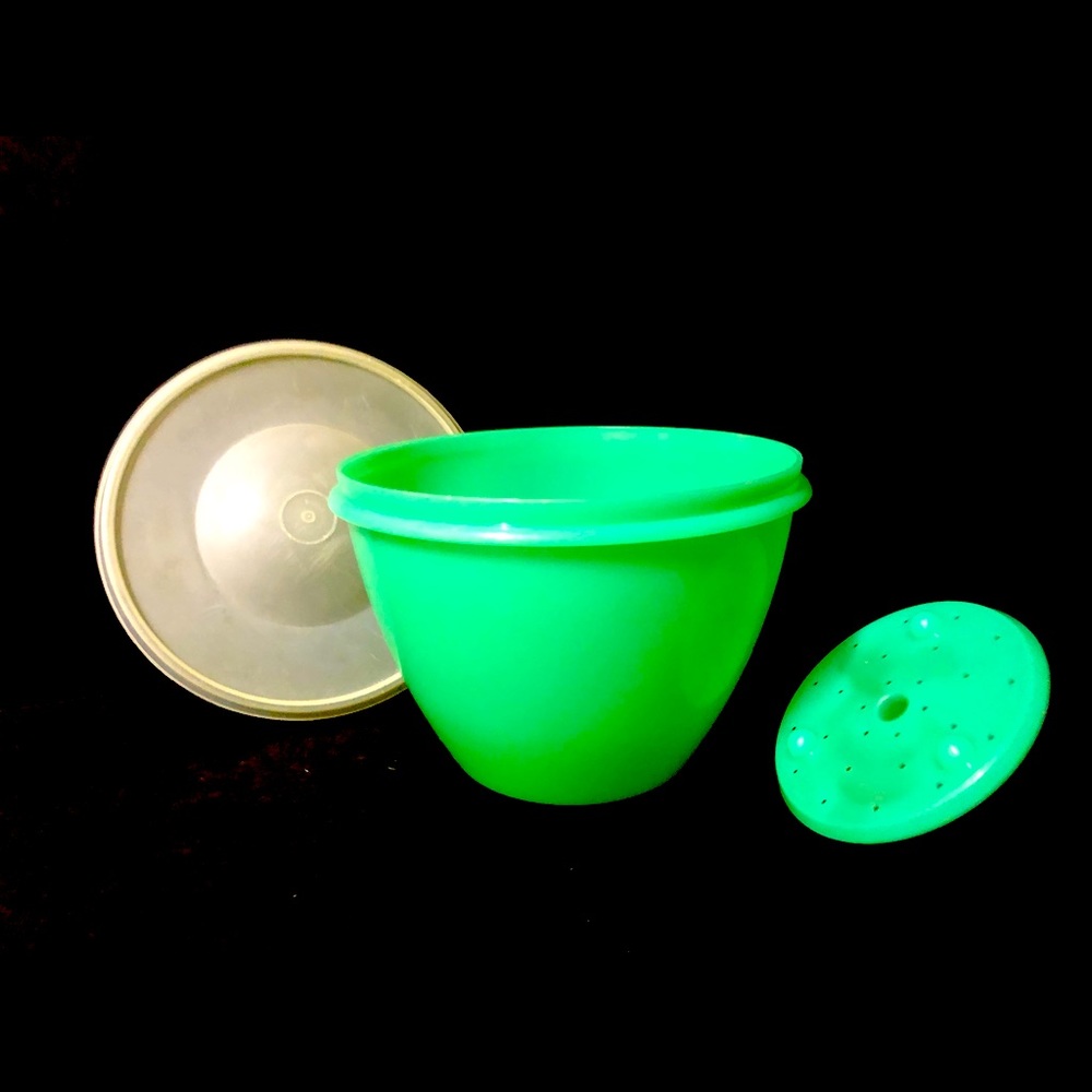 Vintage Tupperware Salad Bowl w/ hold